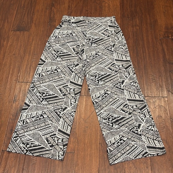 Medium Black and White Geometric Patterned Pants - Picture 7 of 8
